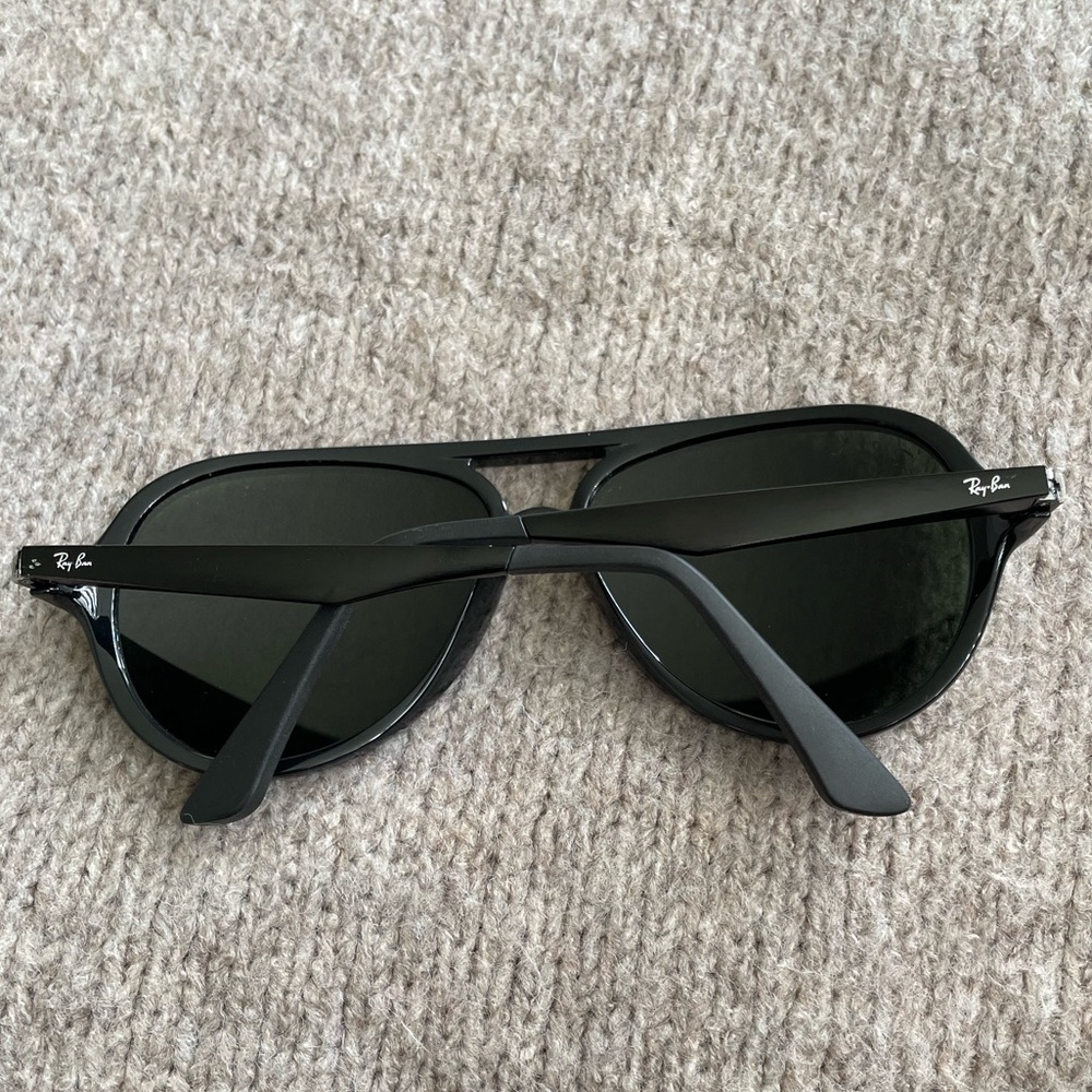 Ray-Ban sunglasses - Picture 2 of 2